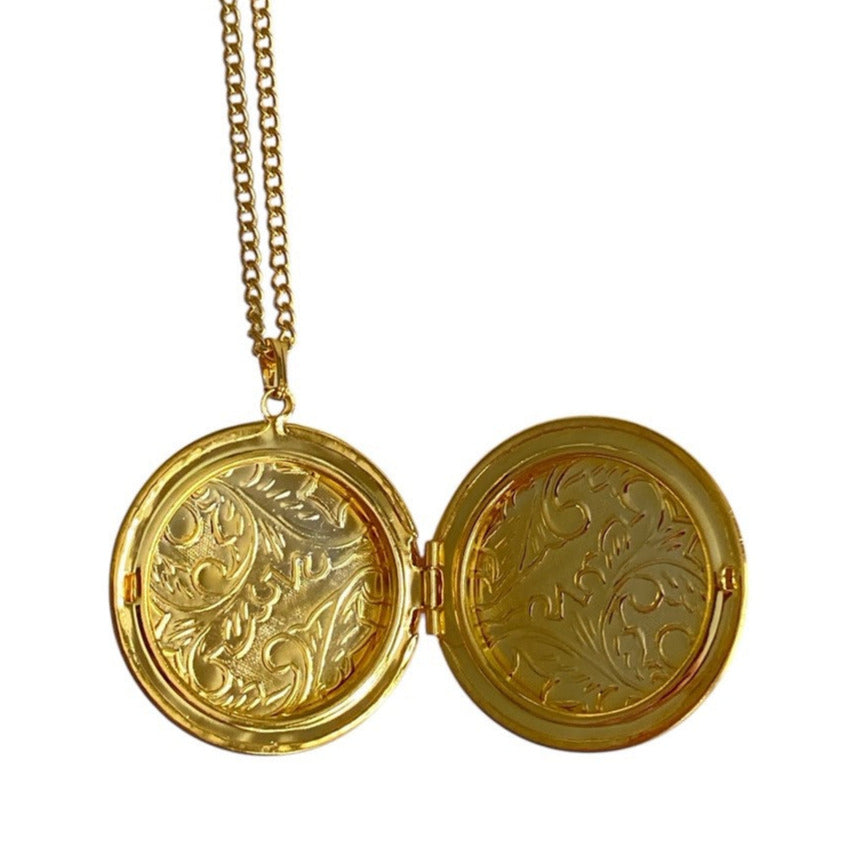 Gullfarget medaljong med elegant gravering