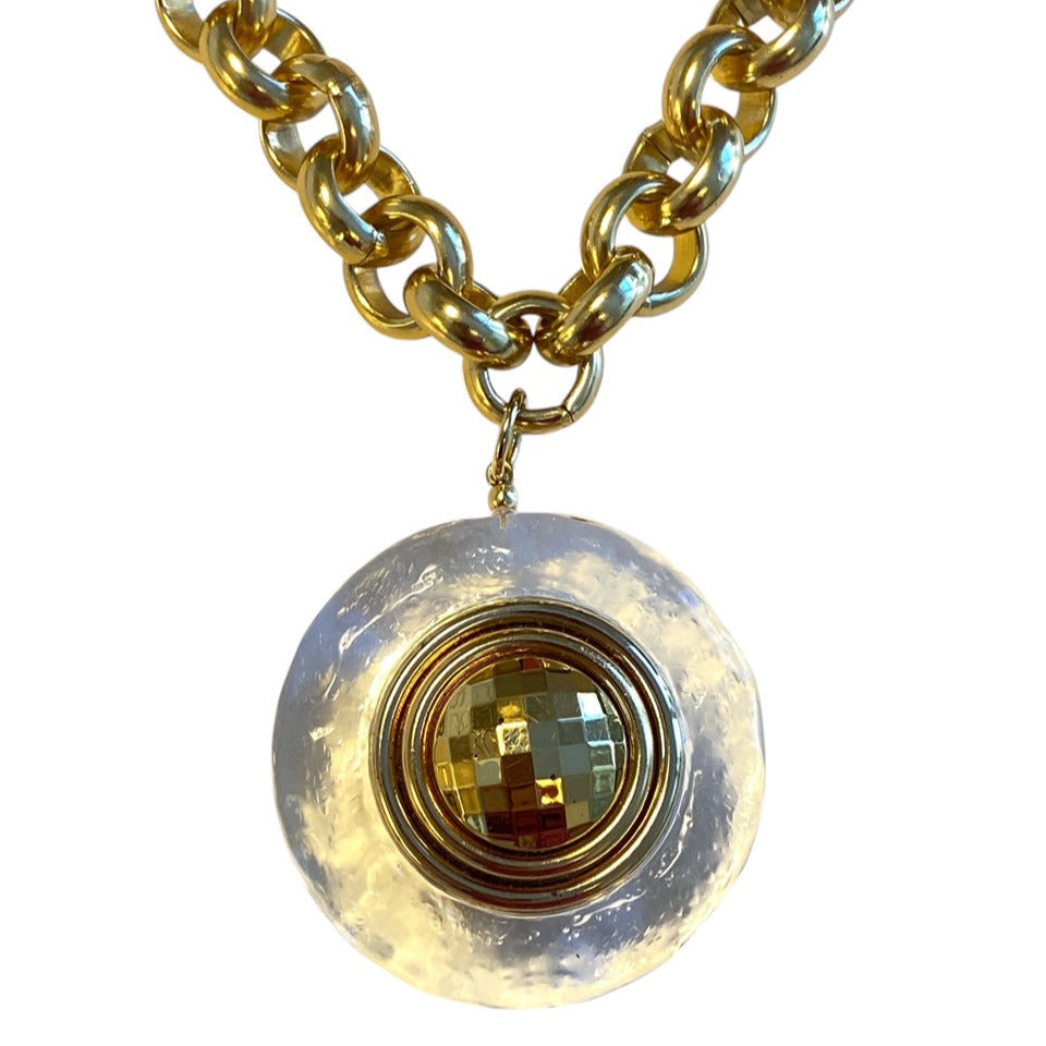 Kraftig gullfarget kjede med unikt anheng