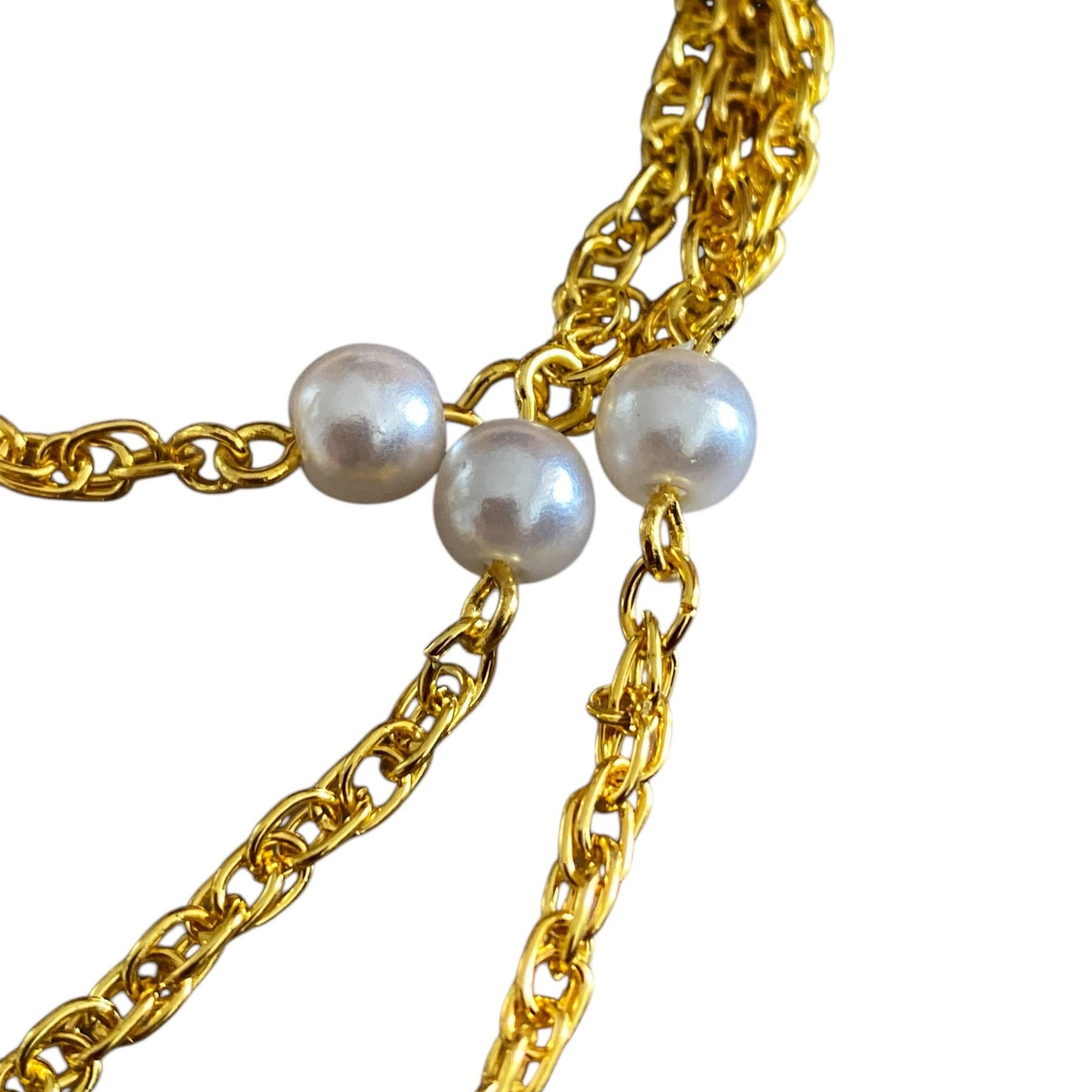 Tre-raders gullfarget kjede med perler