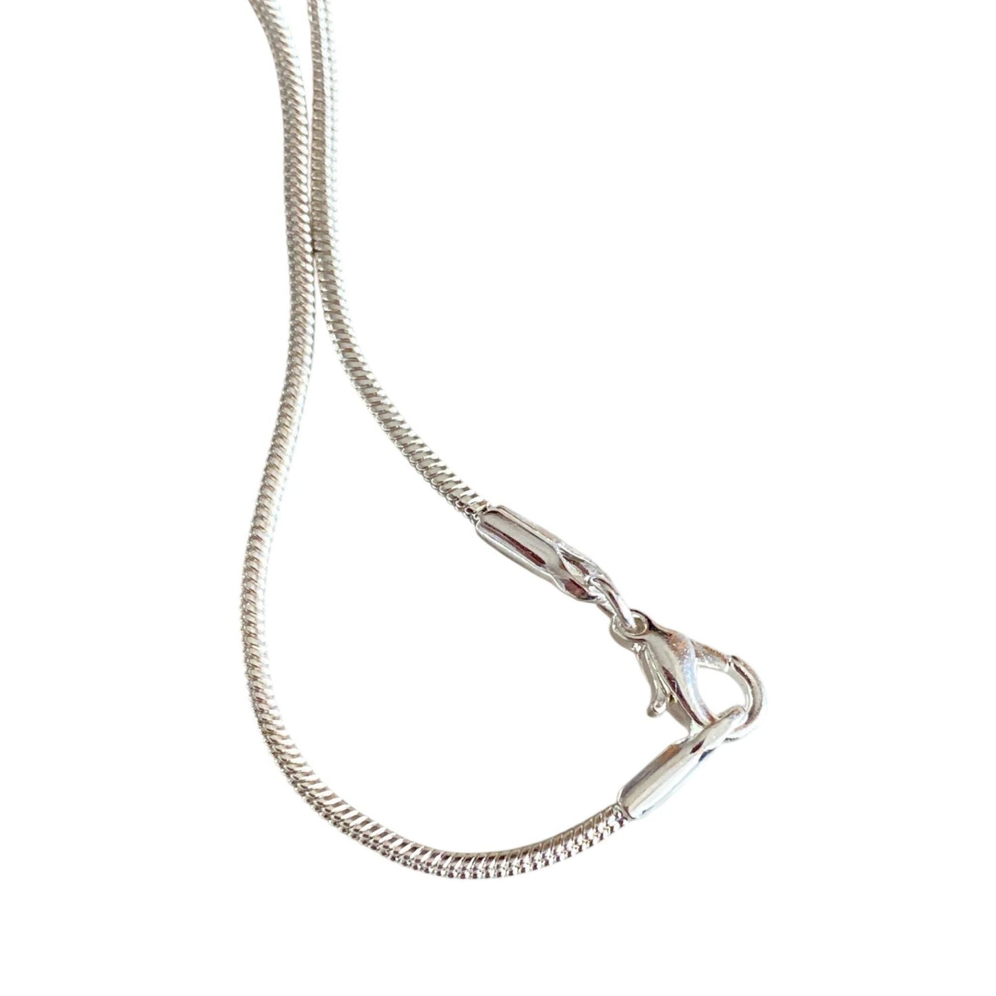 Elegant sølvfarget halskjede med rundt anheng