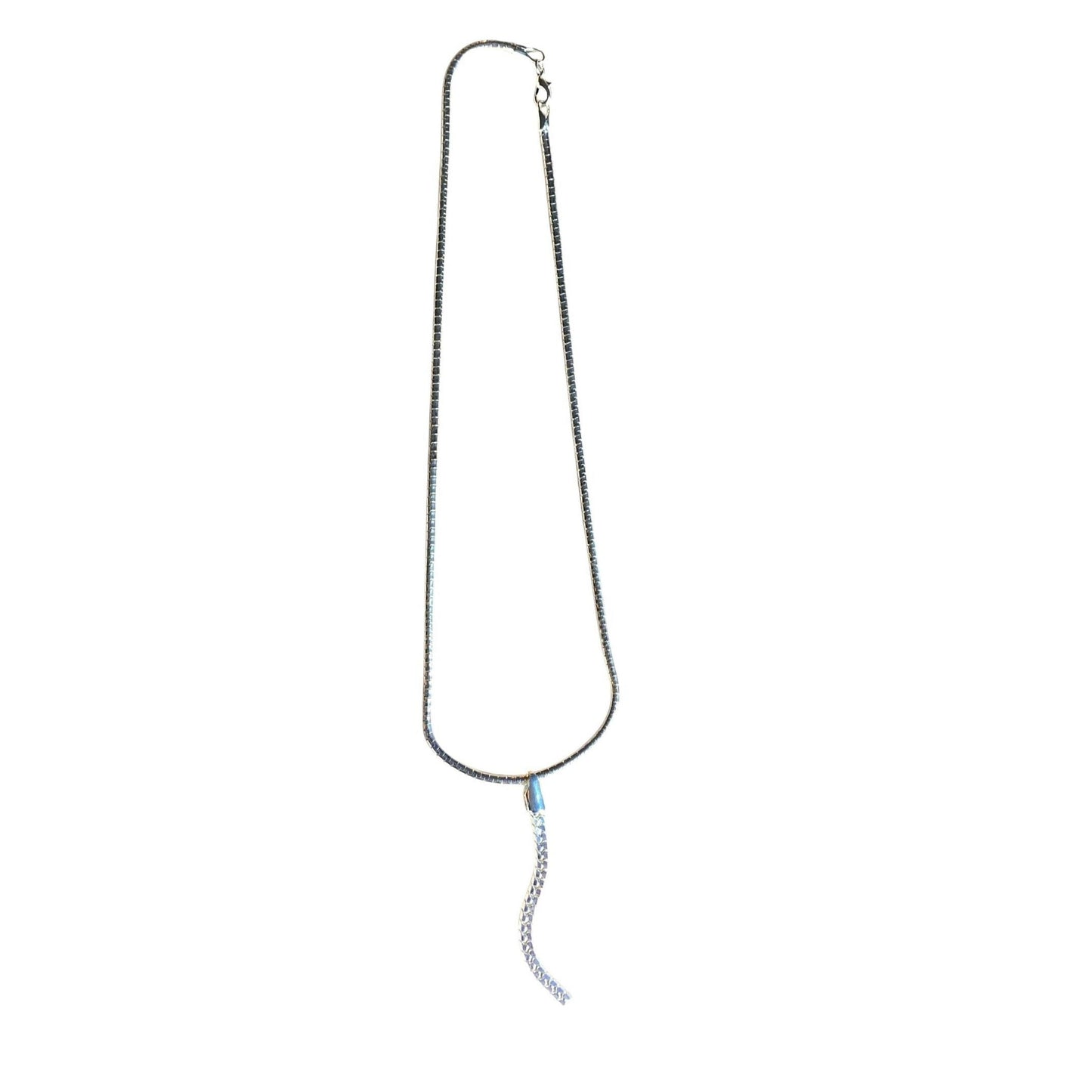 Sølvfarget minimalistisk halskjede med anheng