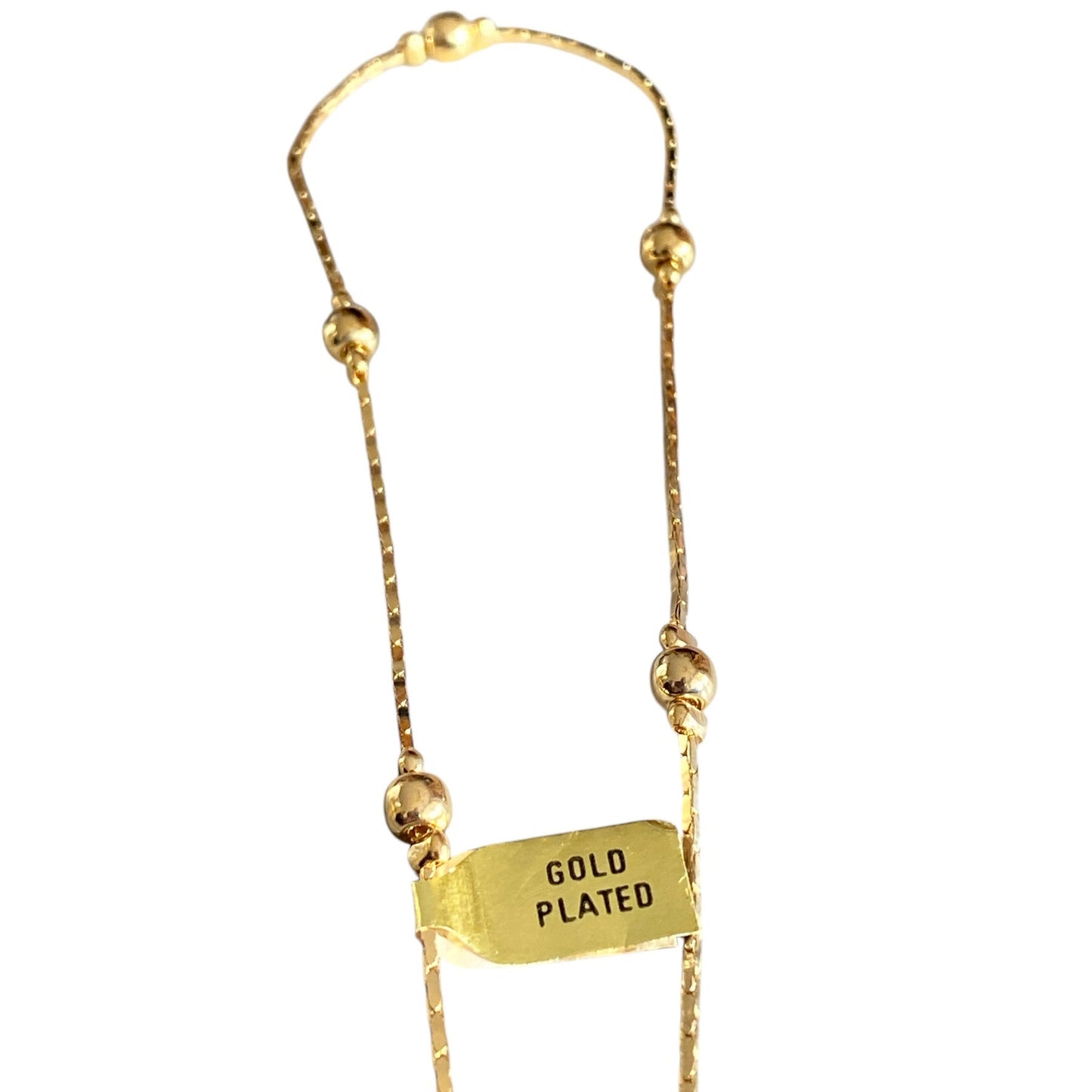 Gullbelagt kjede med dekorative perledetaljer