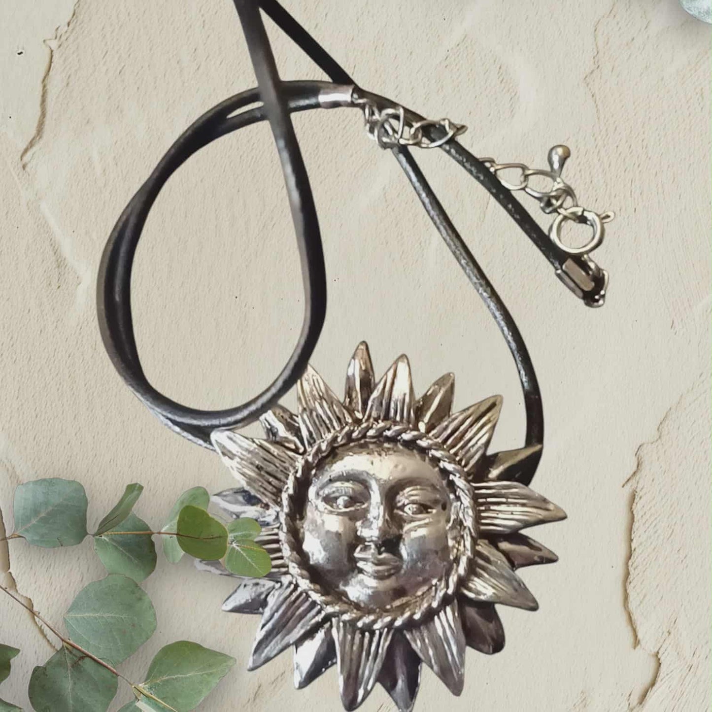 Choker med sølvfarget solanheng