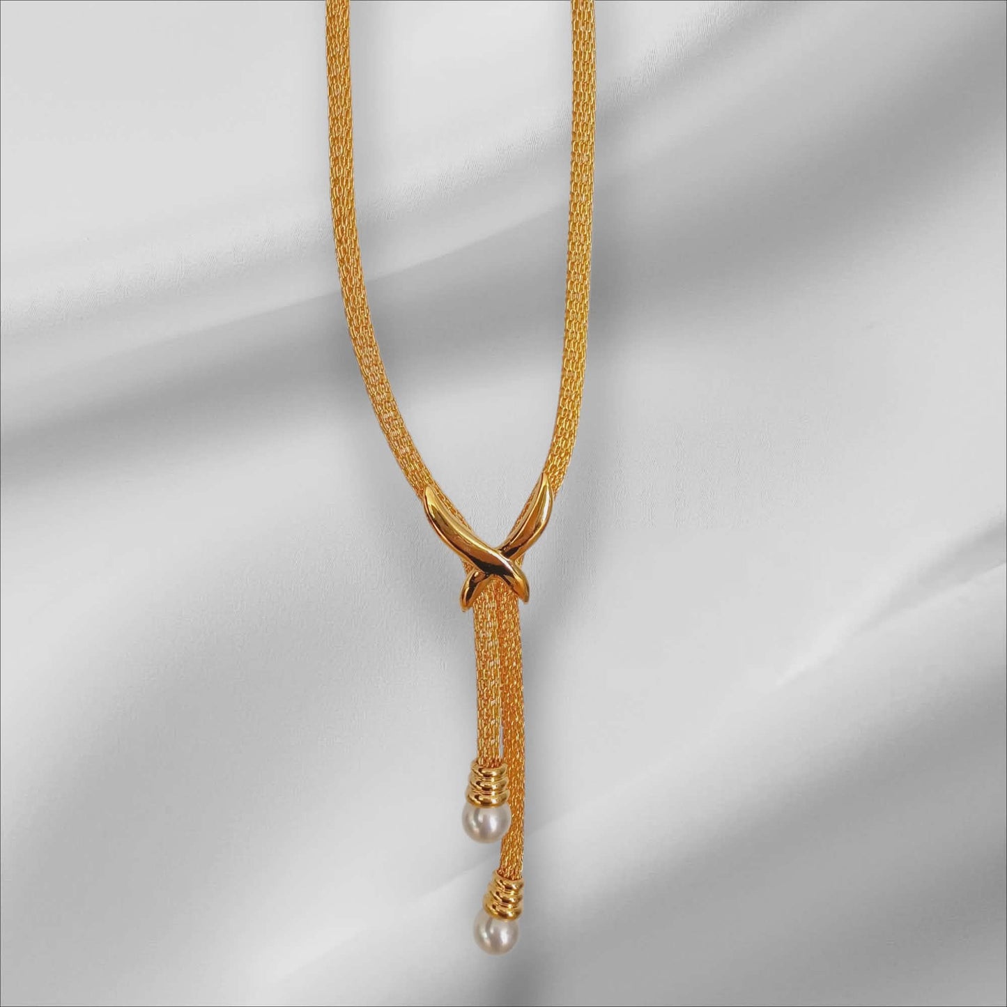 Gullfarget lariat-kjede med perledetaljer