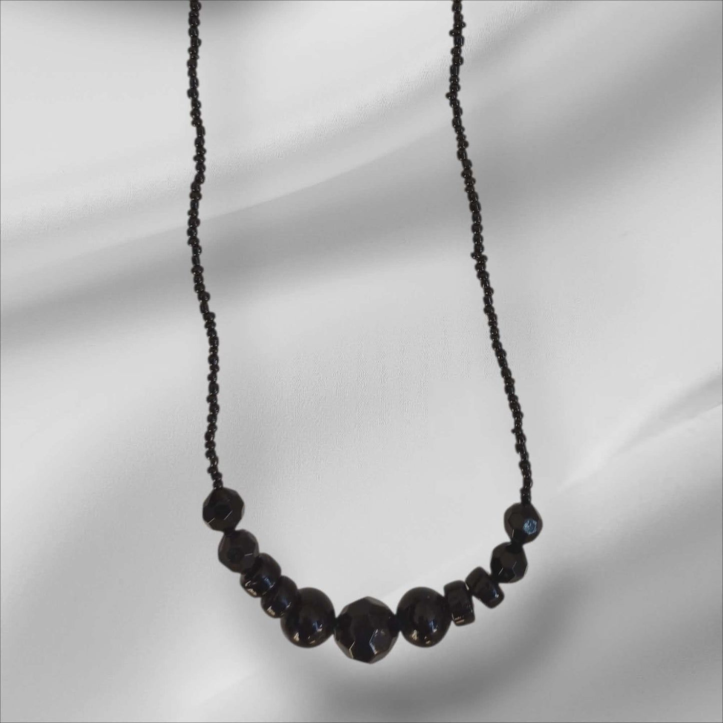 Fasettert sort perlehalskjede