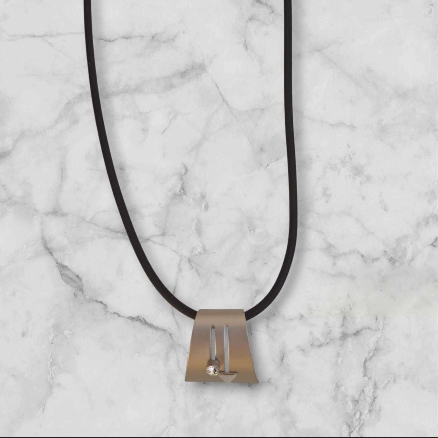 Minimalistisk halskjede med geometrisk anheng