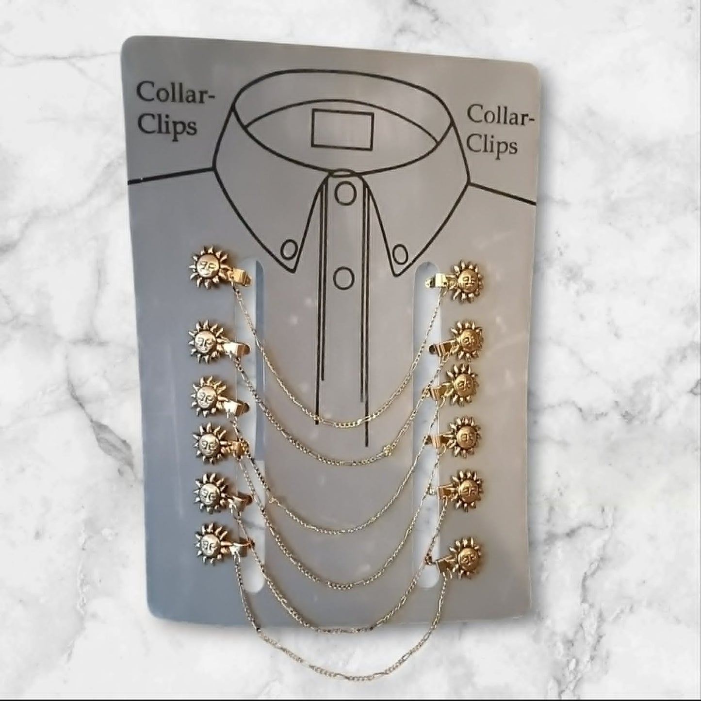 Gullfarget collar clip med solmotiv