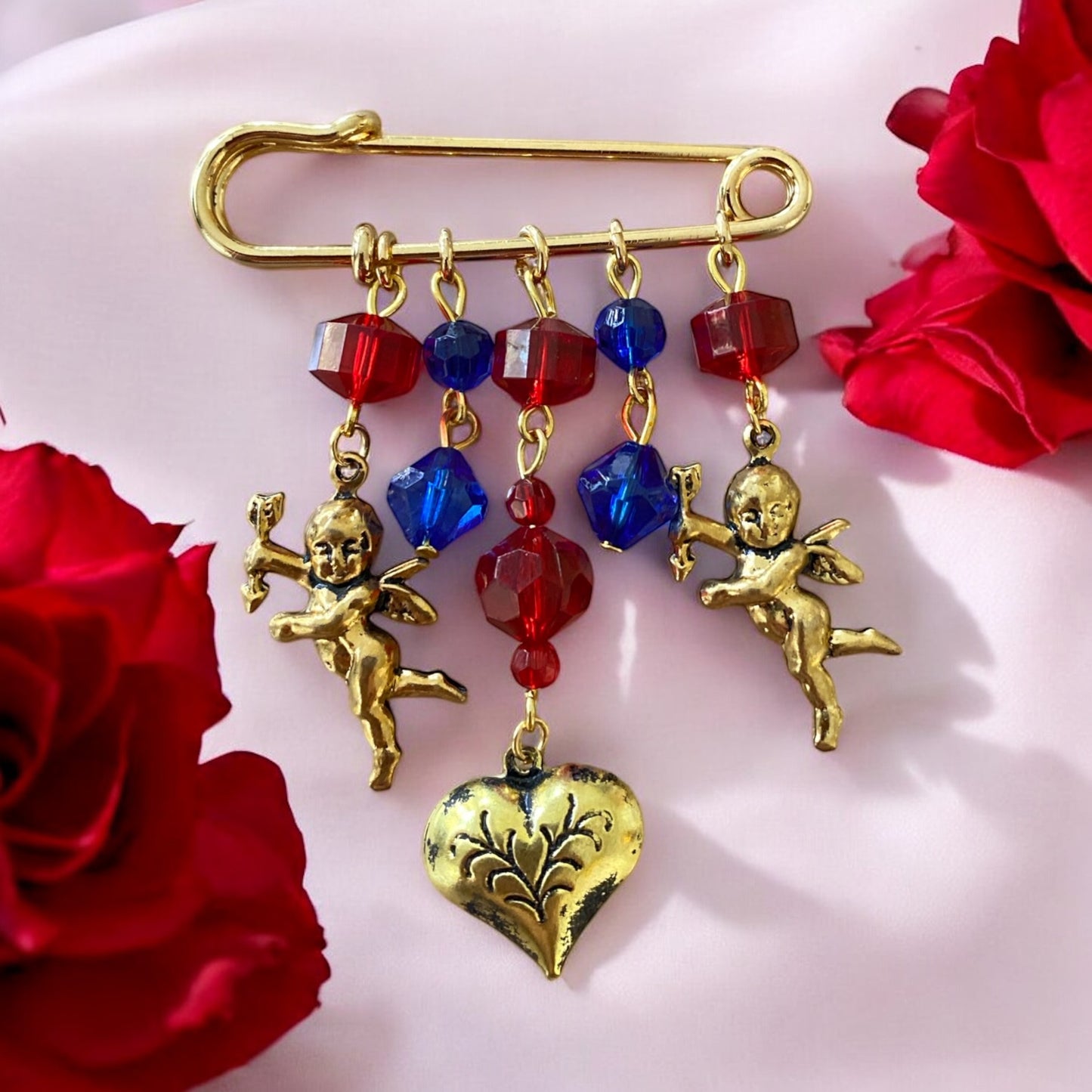 Gullfarget nål med engler og hjerte