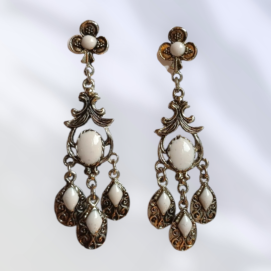 Viktoriansk-inspirerte hvite øredobber