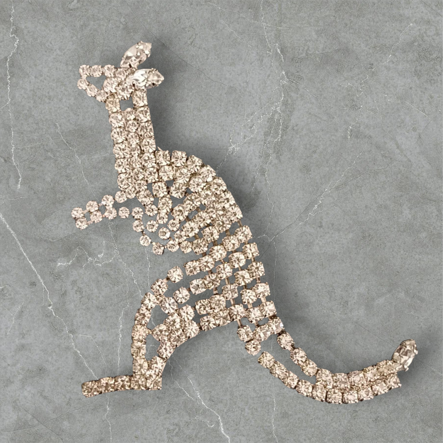 Glitrende kenguru-brosje i strass