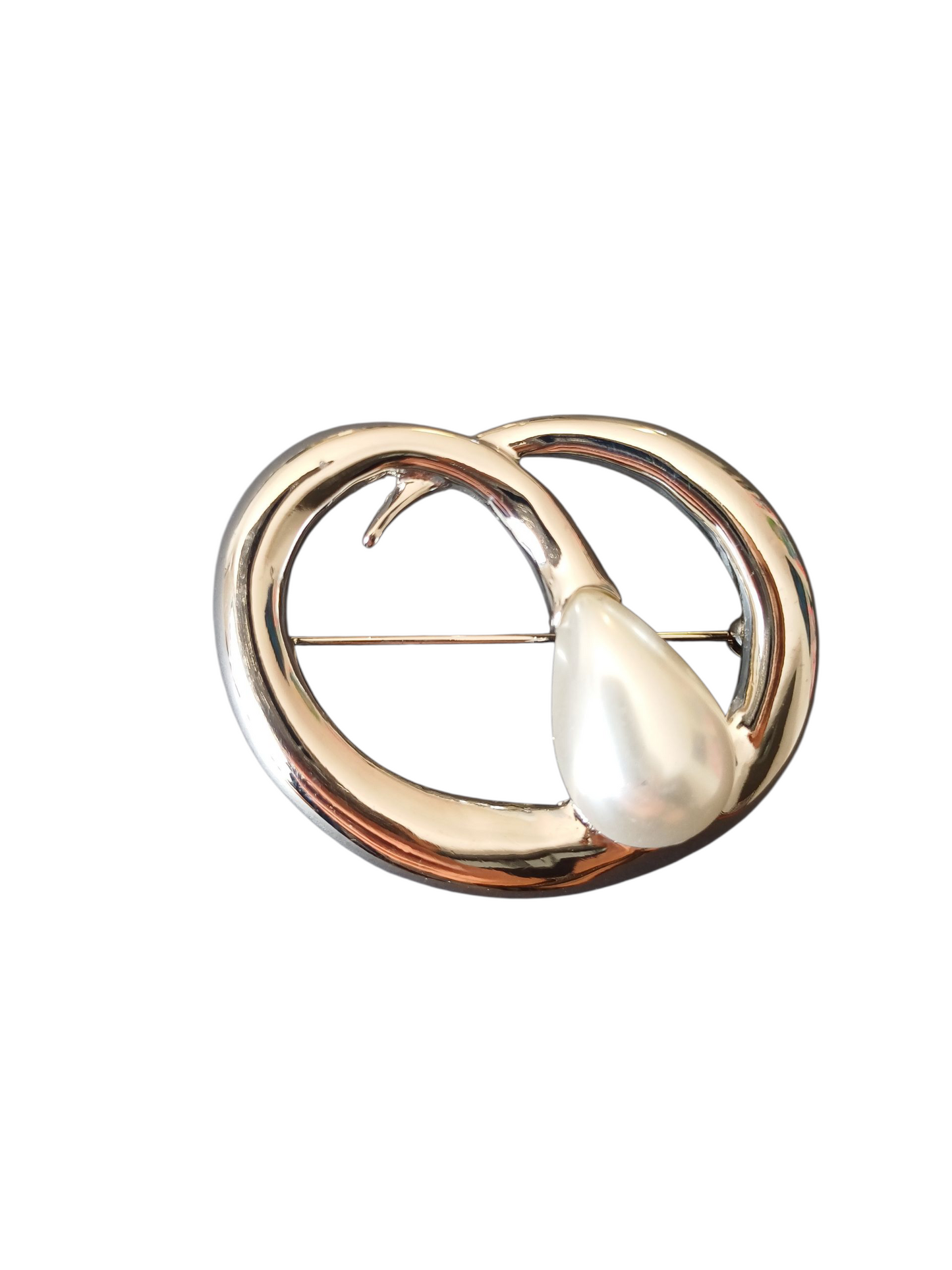 Stor sølvfarget brosje med dråpeformet perledetalj