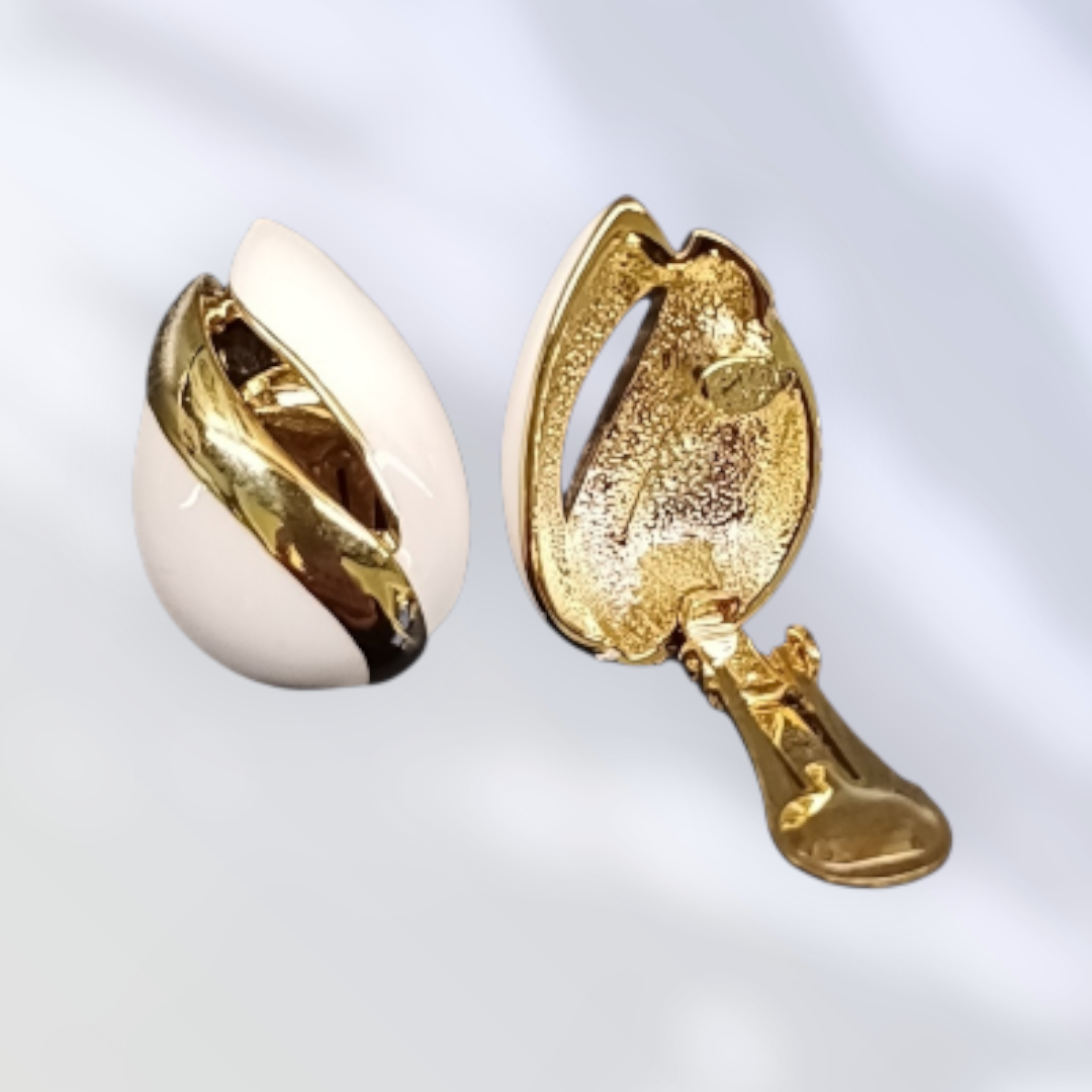 Hvite klipsøredobber med emalje og gullfarget detalj