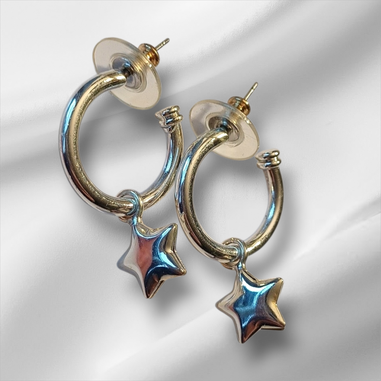 Øredobber i sølvfarget metall med stjerneanheng