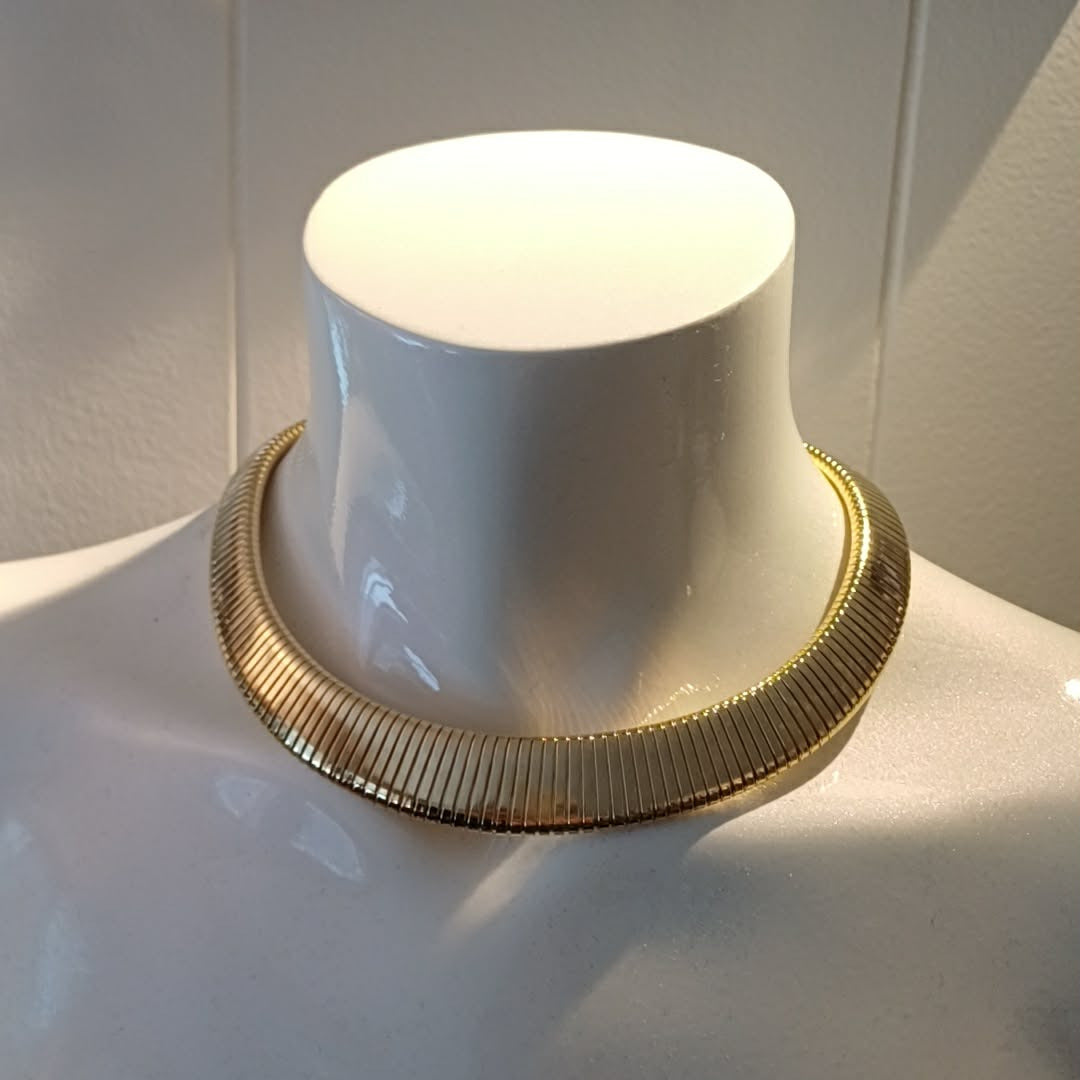 Bredt gullfarget halskjede i snake chain design