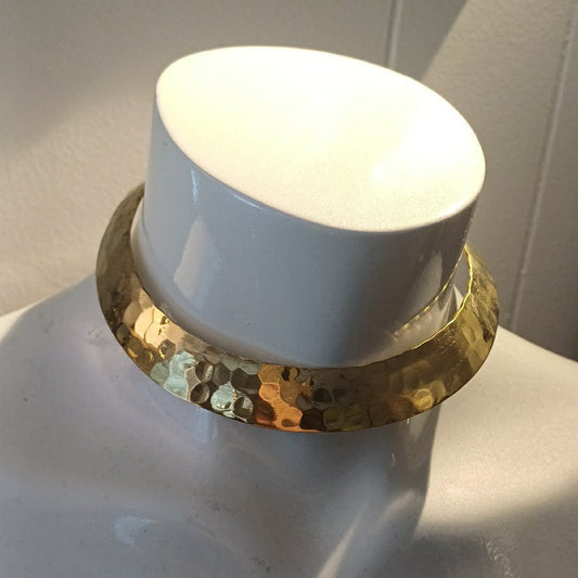 Vintage halskjede/choker i gulltone med strukturert overflate