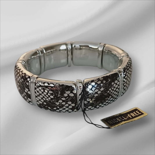 Elastisk sølvfarget armbånd med slangeskinn-mønster