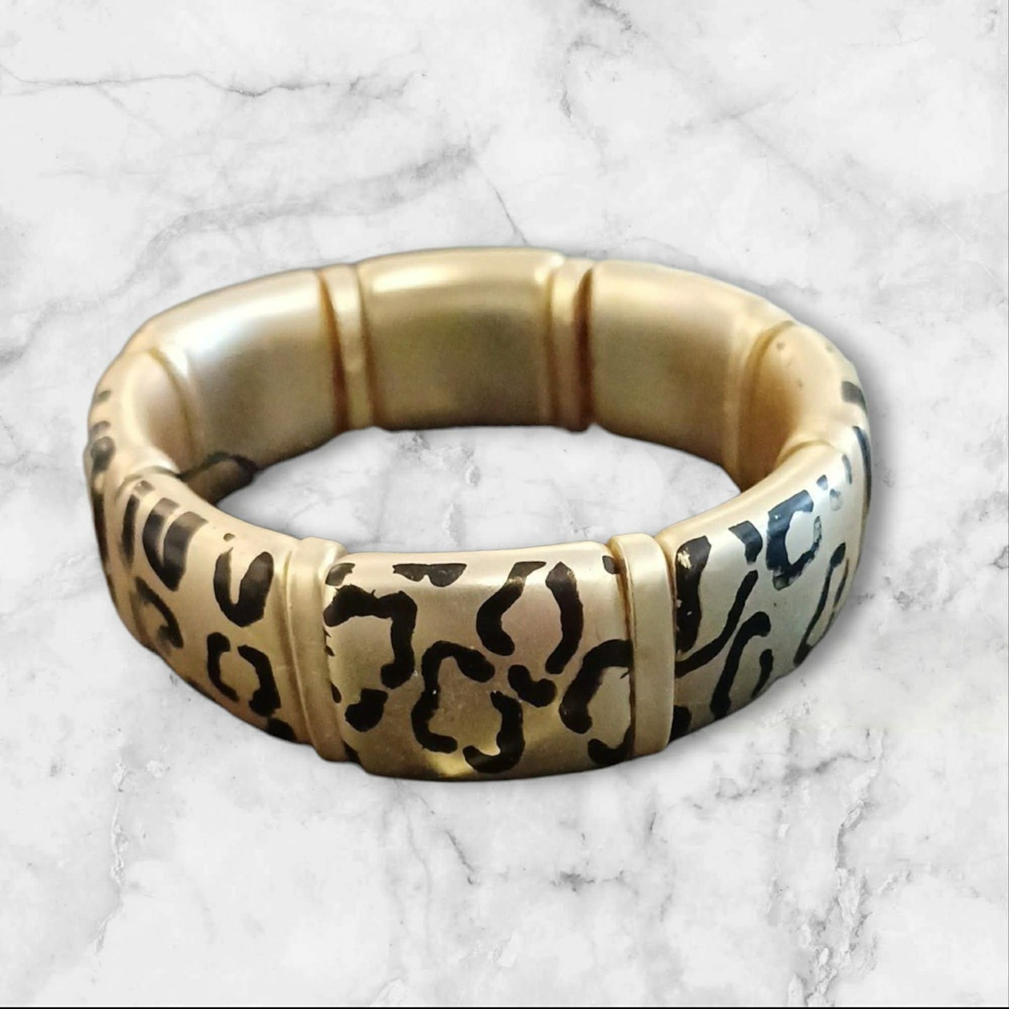 Elastisk gullfarget armbånd med leopardmønster