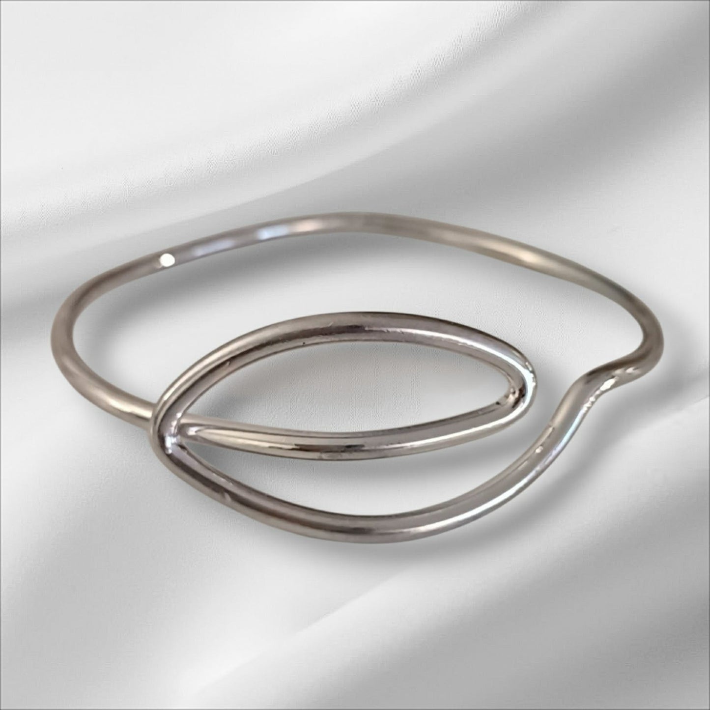Stor armcuff i sølvfarget metall