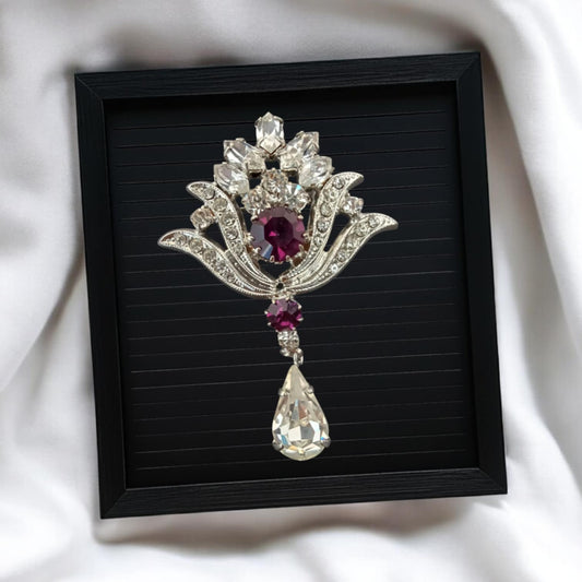 Sølvfarget brosje med krystaller og dråpeanheng (Flere farger)