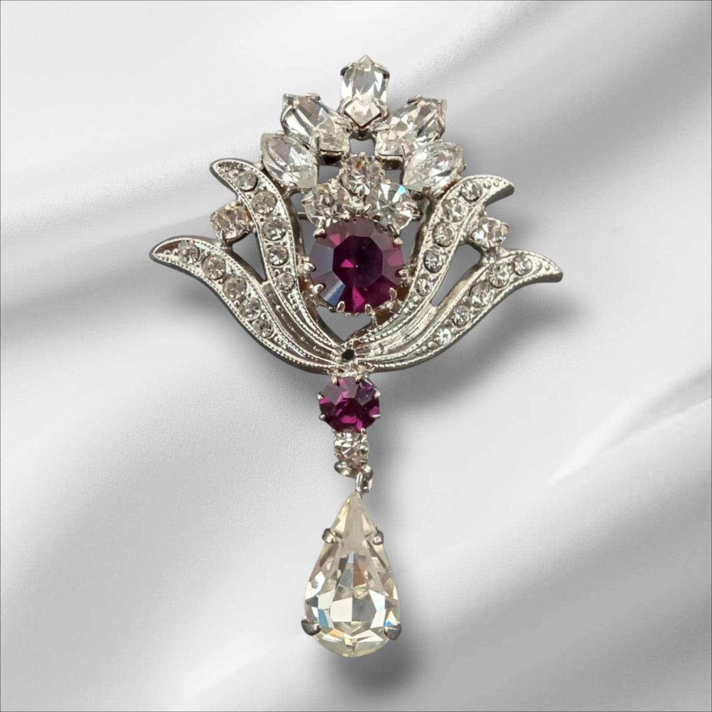 Sølvfarget brosje med krystaller og dråpeanheng (Flere farger)