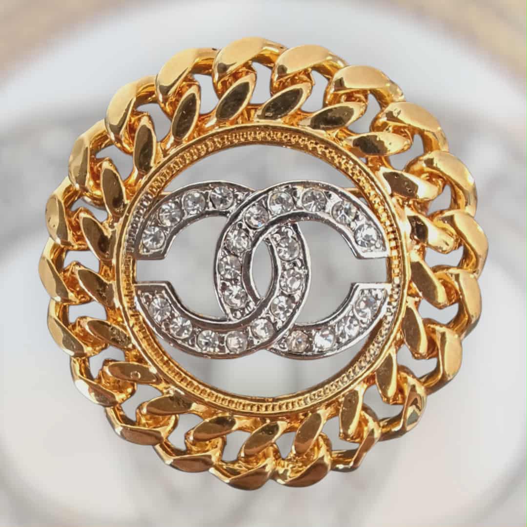 Elegant vintagebrosje med krystaller og kjededesign