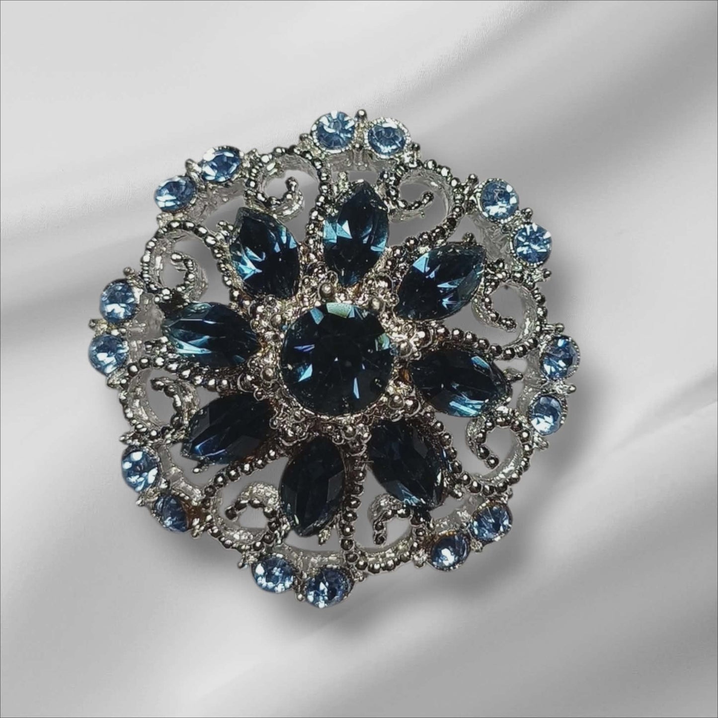 Stor dekorativ brosje med blå krystaller