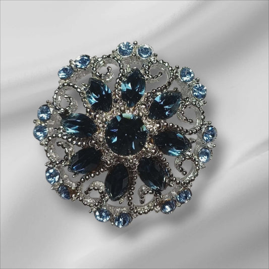 Stor dekorativ brosje med blå krystaller