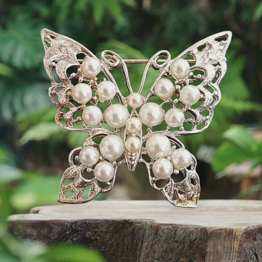 Vintage sommerfuglbrosje med perledetaljer