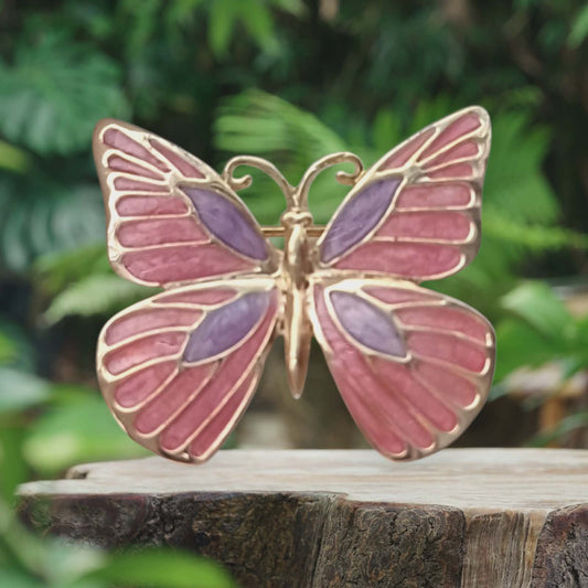 Vintage sommerfuglbrosje i rosa emalje med gullfargede detaljer
