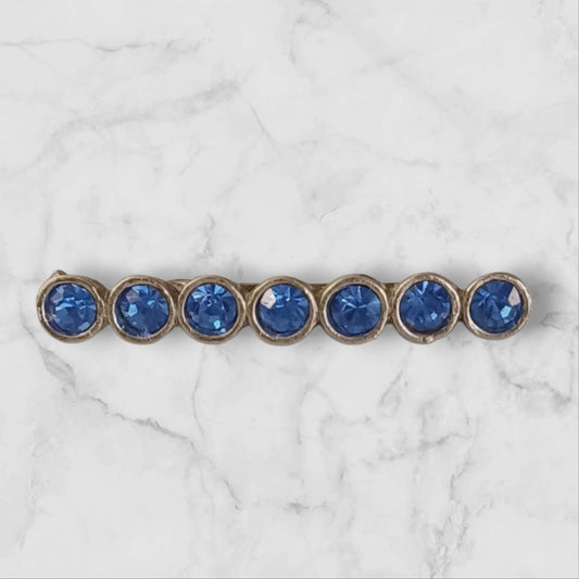 Vintagebrosje med blå krystaller i rekke