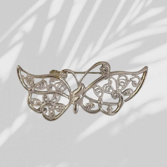 Sommerfuglbrosje i sølvfarget metall