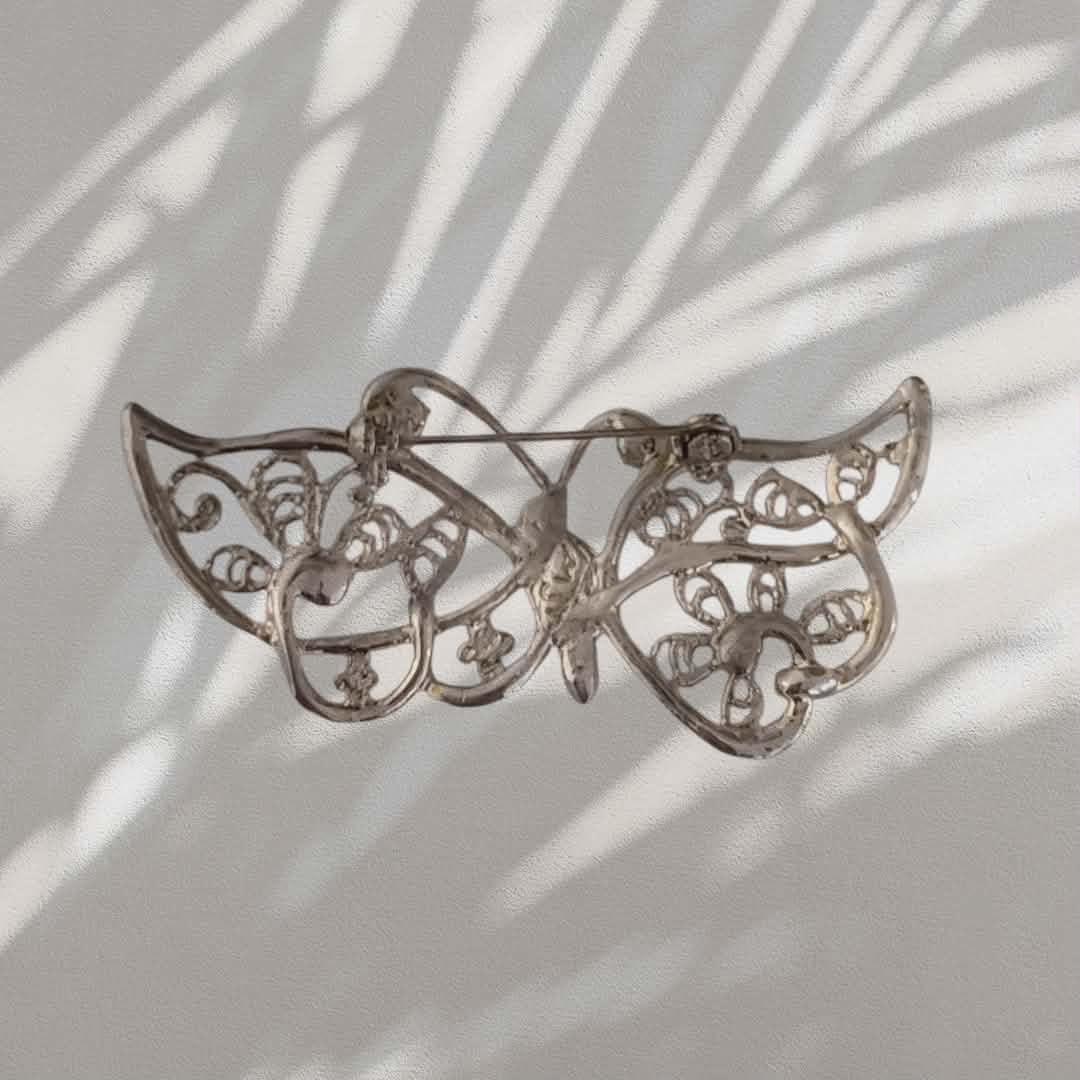 Sommerfuglbrosje i sølvfarget metall