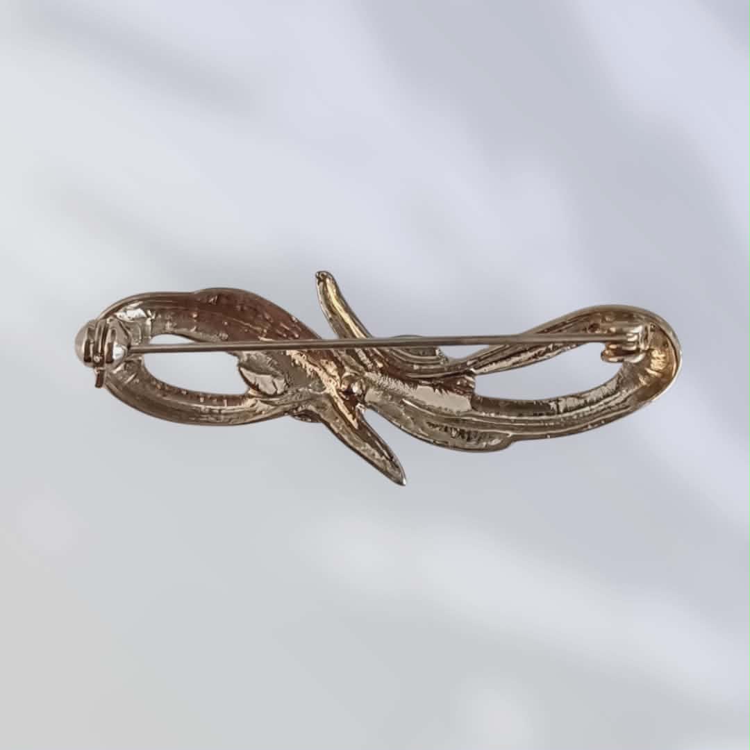 Sølvfarget vintagebrosje med elegant knutedesign