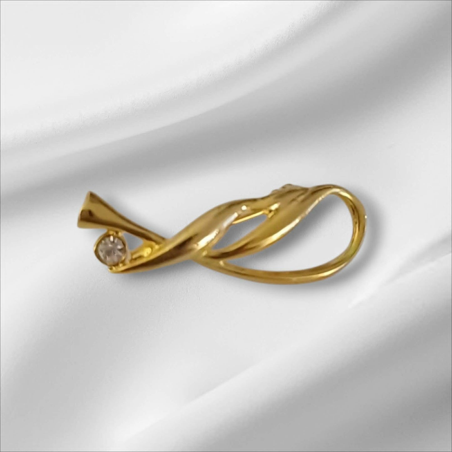 Gullfarget brosje med sten, i elegant swirldesign
