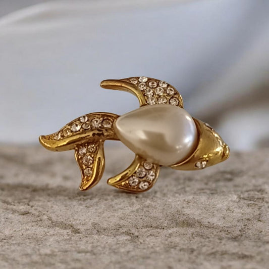 Vintage gullfiskbrosje med perle og glitrende detaljer