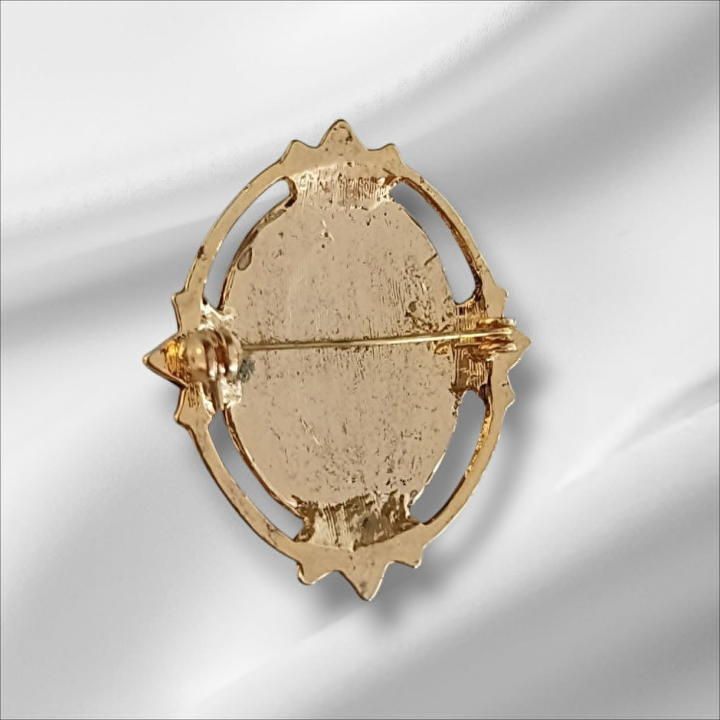 Elegant ubrukt vintagebrosje med klassisk cameo-design