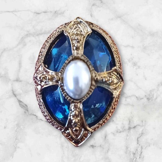 Vintagebrosje med koboltblå glassdetaljer og perle