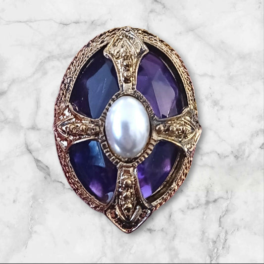 Vintagebrosje med fiolette glassdetaljer og perle