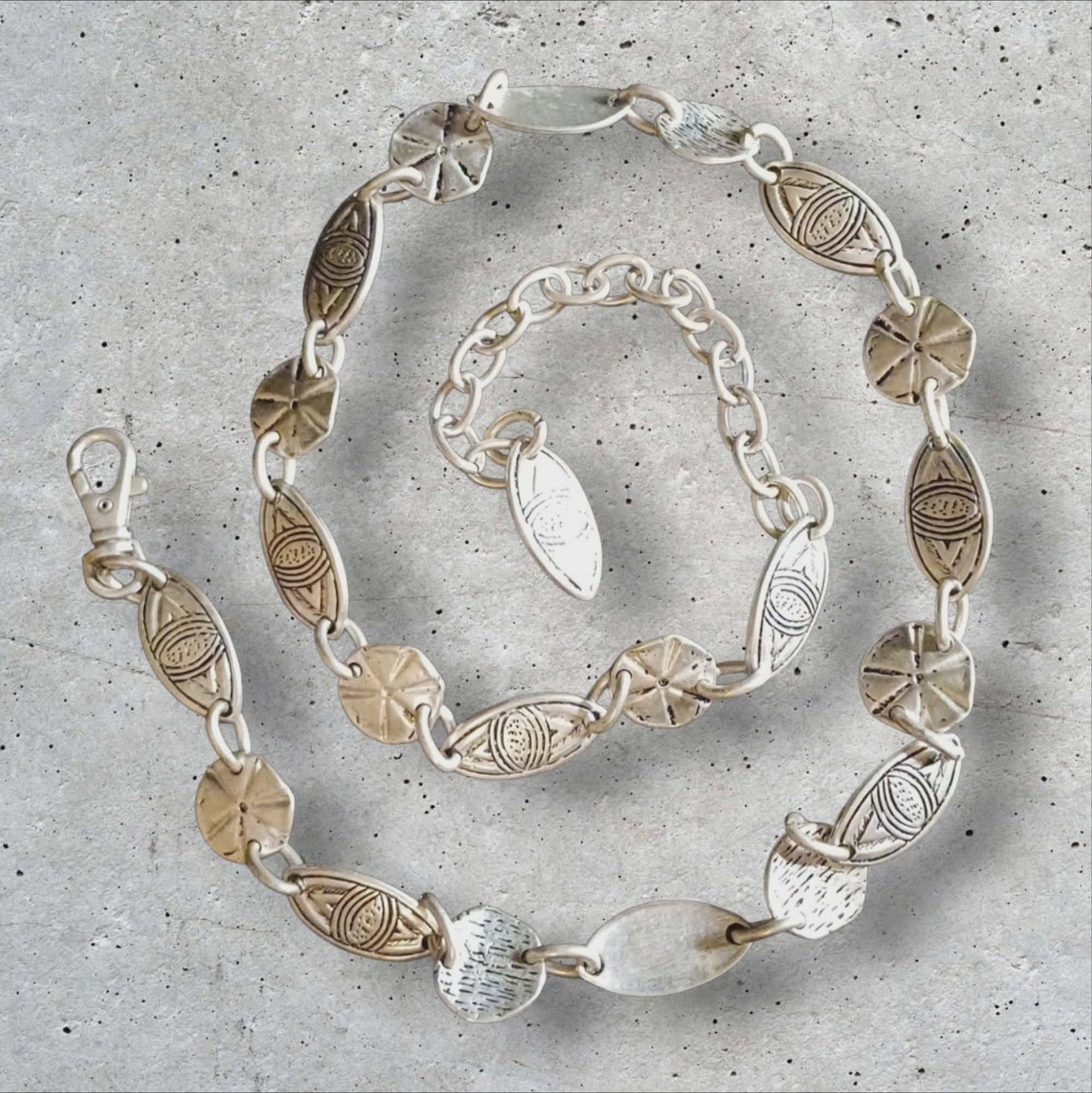 Sølvfarget vintagebelte med dekorative ledd