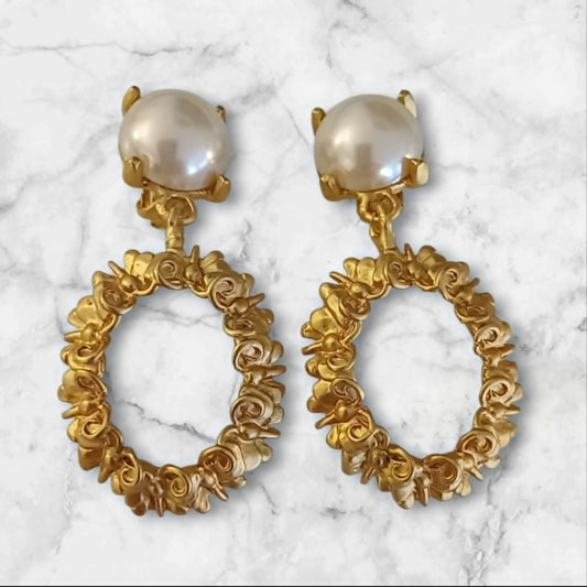 Store gullfargede vintageklips med syntetisk perle og ornamenterte detaljer