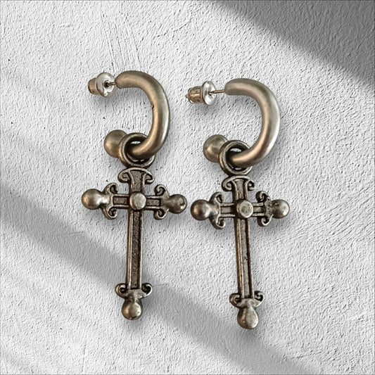 Sølvfargede vintagehoops med kors