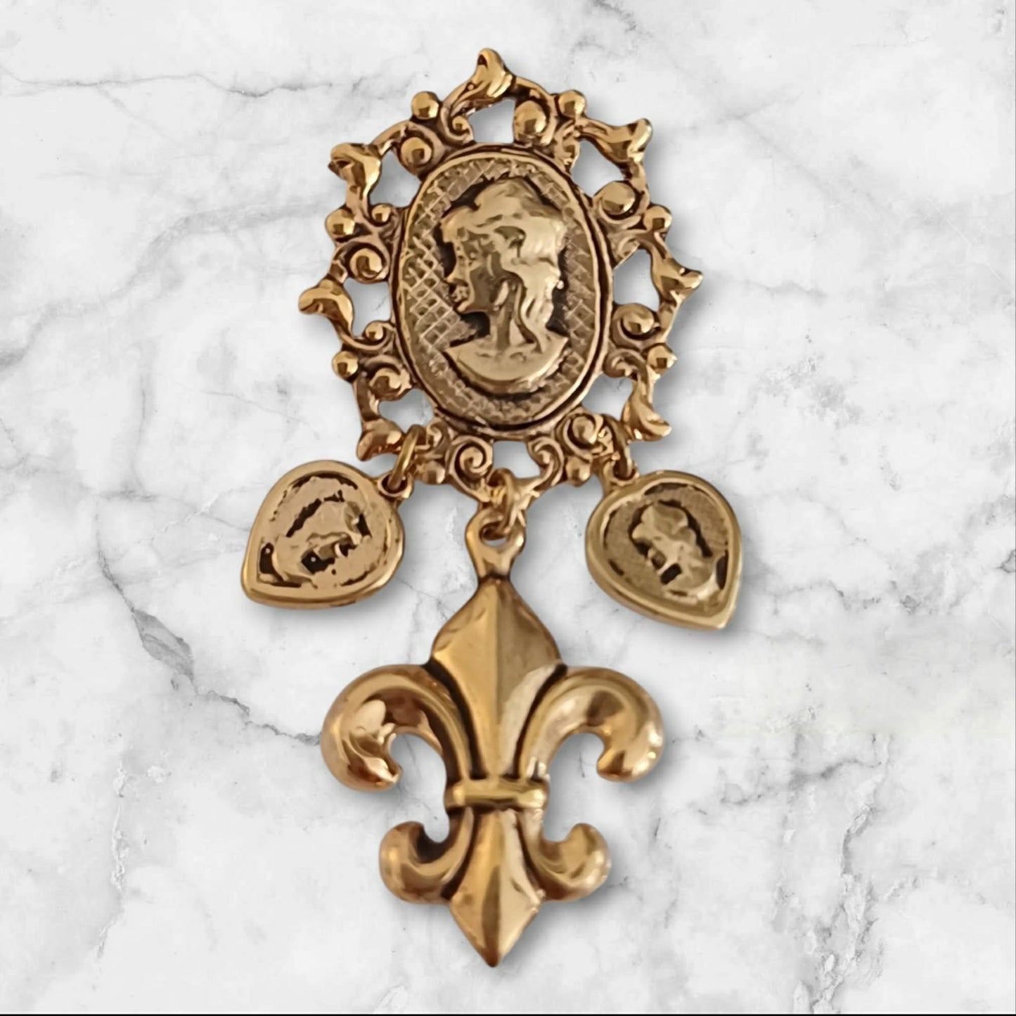 Store vintage statementøredobber med cameomotiv og fleur-de-lis