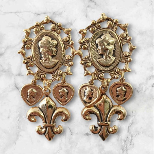 Store vintage statementøredobber med cameomotiv og fleur-de-lis