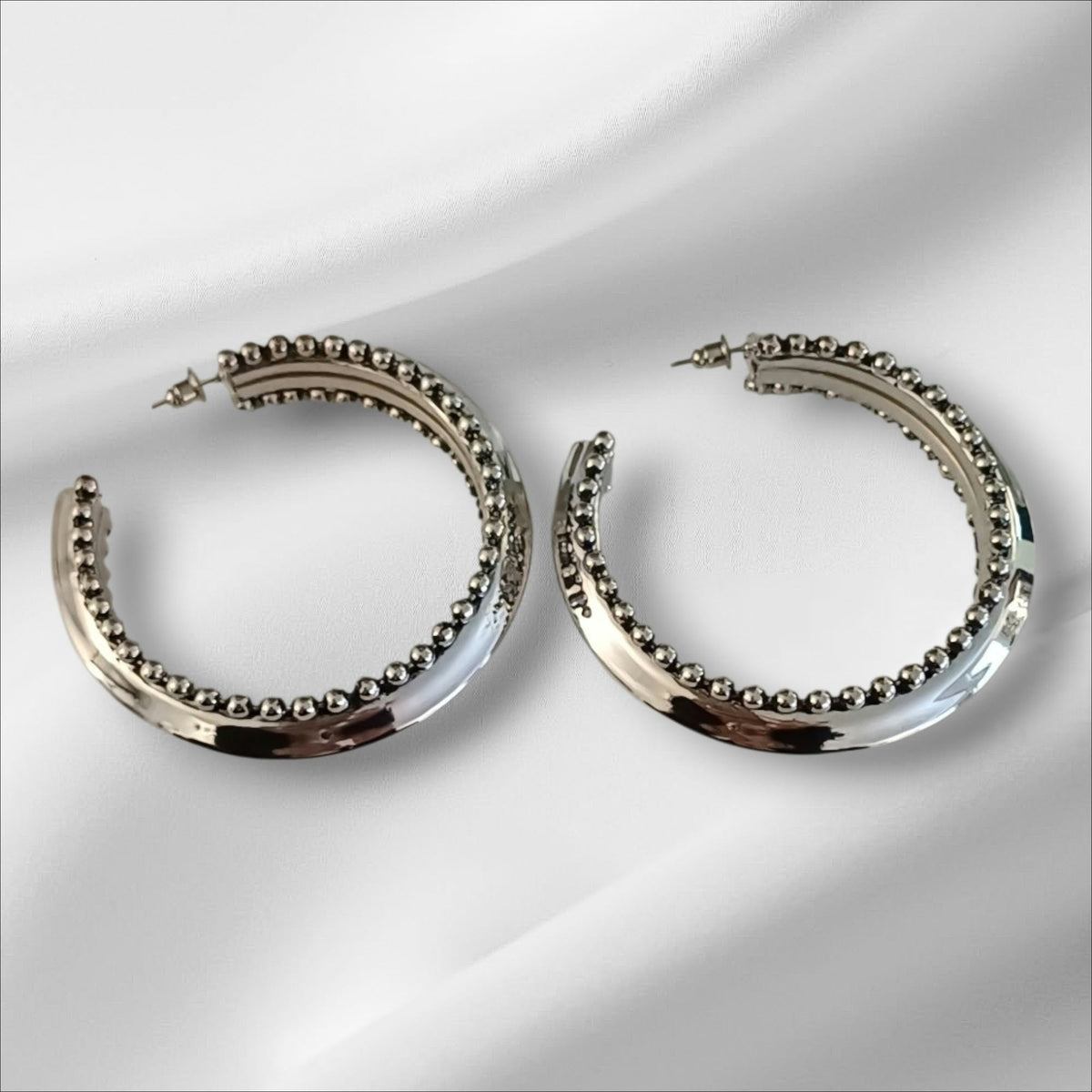 Store sølvfargede statement-hoops med dekorative detaljer