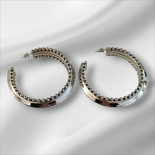 Store sølvfargede statement-hoops med dekorative detaljer
