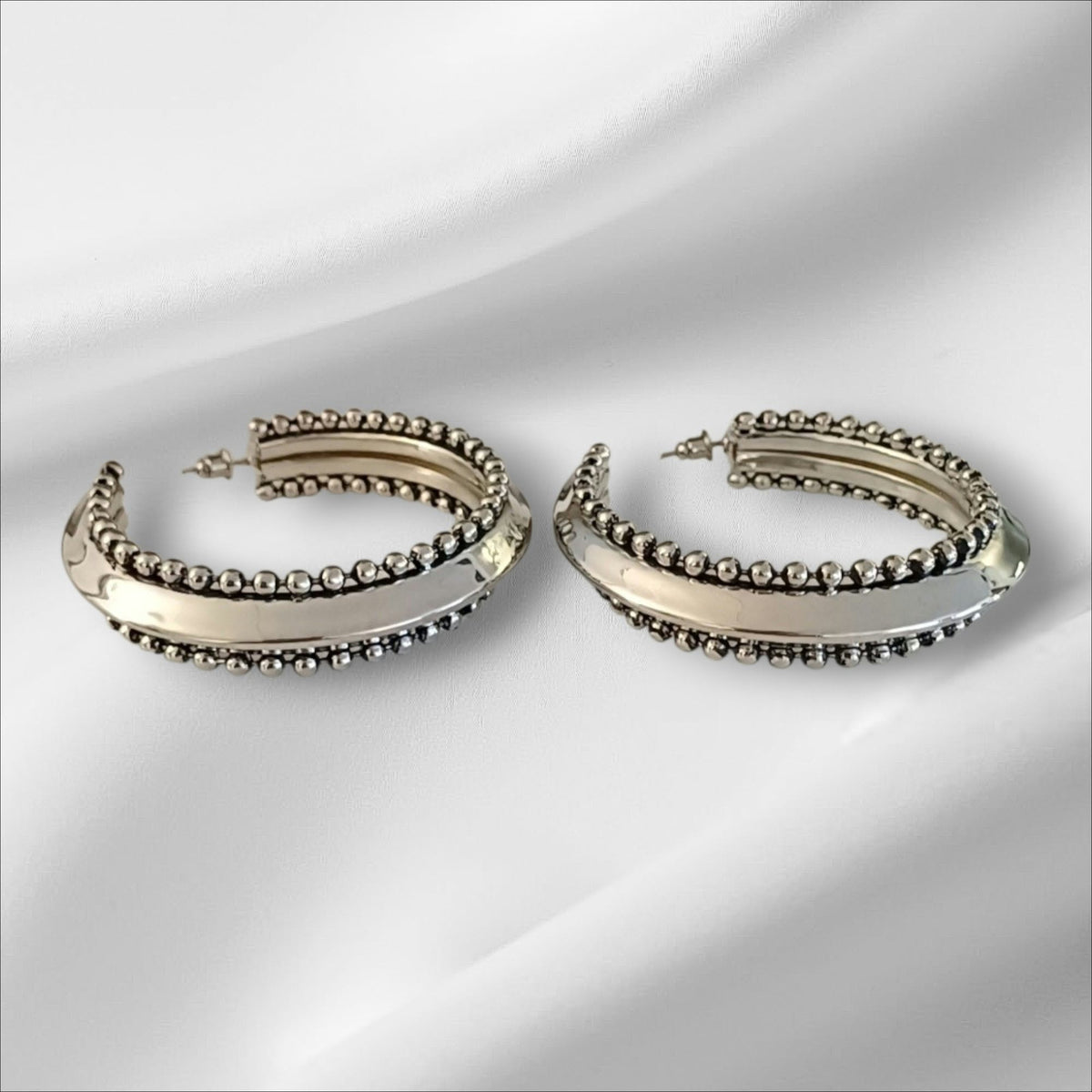 Store sølvfargede statement-hoops med dekorative detaljer
