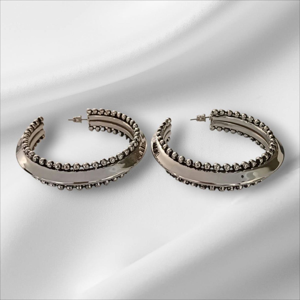 Store sølvfargede statement-hoops med dekorative detaljer