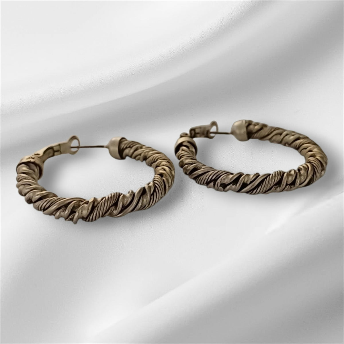 Sølvfargede vintage hoops med flettet mønster