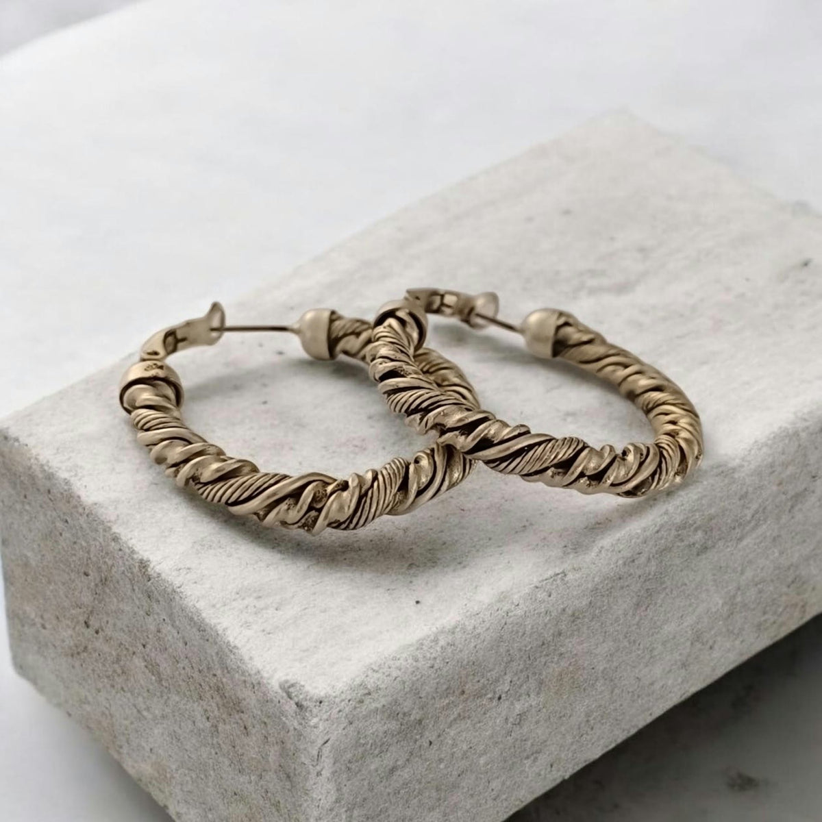 Sølvfargede vintage hoops med flettet mønster