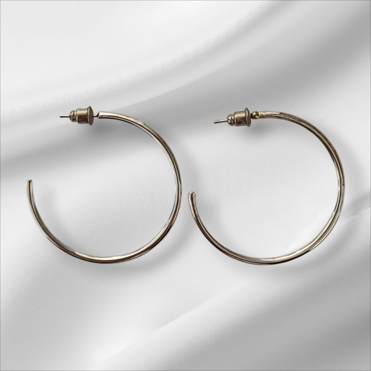 Klassiske sølvfargede hoops – 4 cm